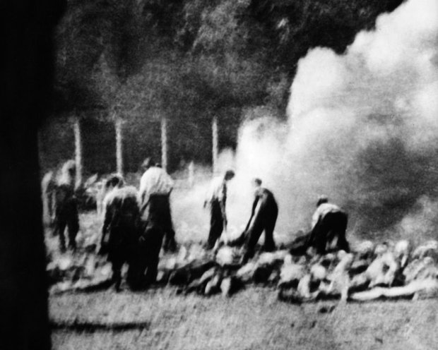 z15743816QCzlonkowie Sonderkommando w Auschwitz Birkenau pal