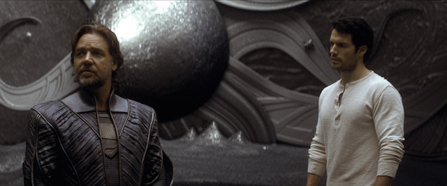 Russel Crowe as Jor-El and Henry Cavill as Clark Kent i “Man of Steel,” 2013